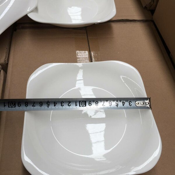 Assiettes plates en céramique blanche