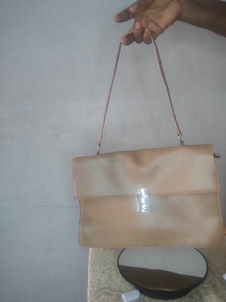 Sac à main élégant beige