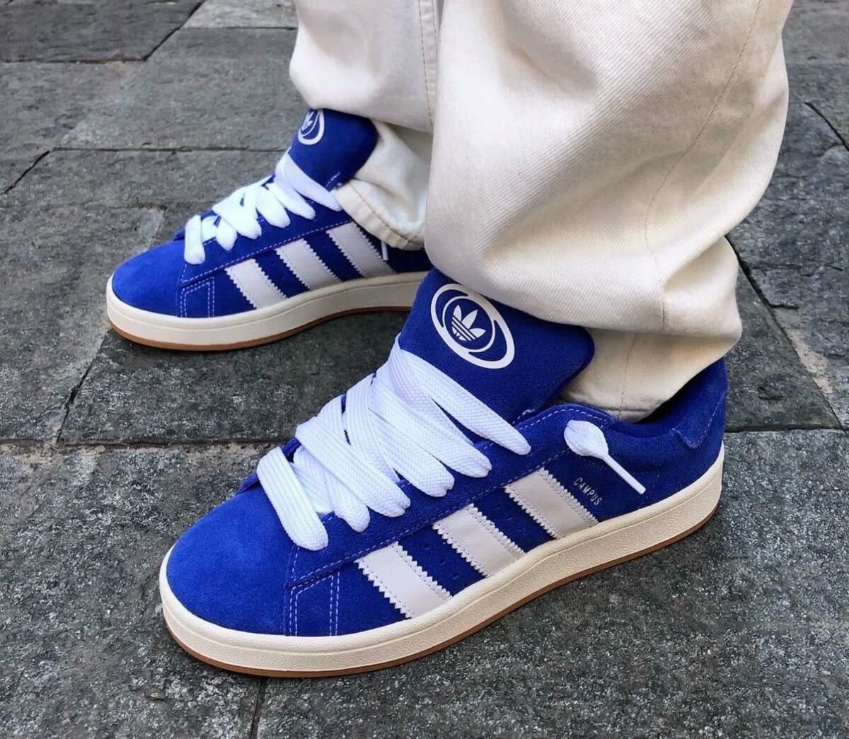 Baskets bleues en daim Adidas