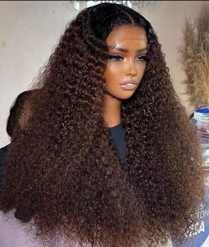 Perruque synthétique cheveux longs frisés