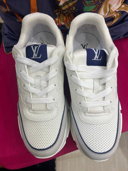 Baskets Louis Vuitton blanches