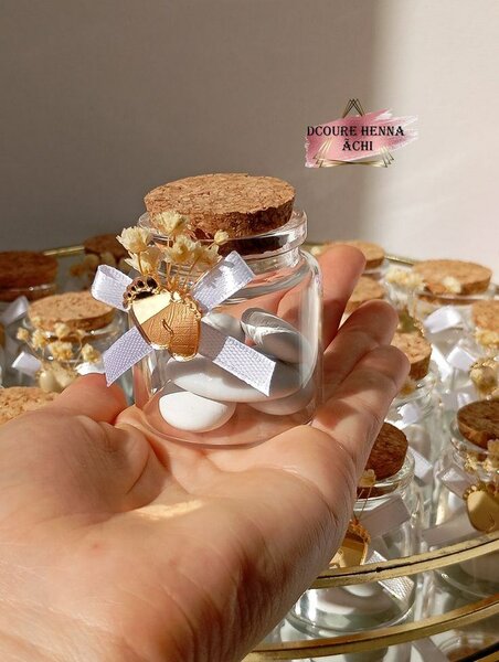 Petits pots de miel décoratifs