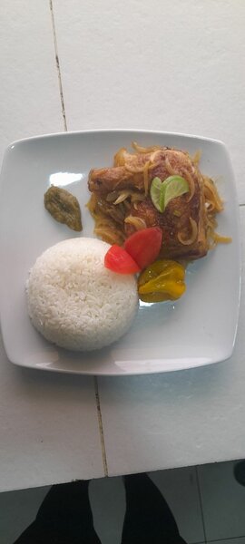 Yassa au poulet/poisson braisé