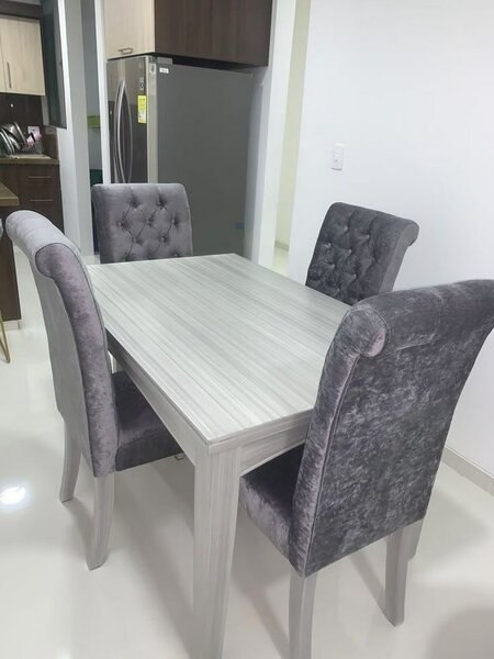 Ensemble table et chaises de salle à manger