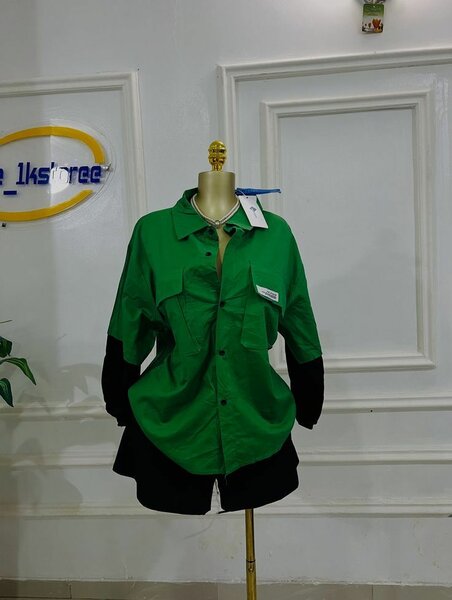 Chemise verte avec manche noire