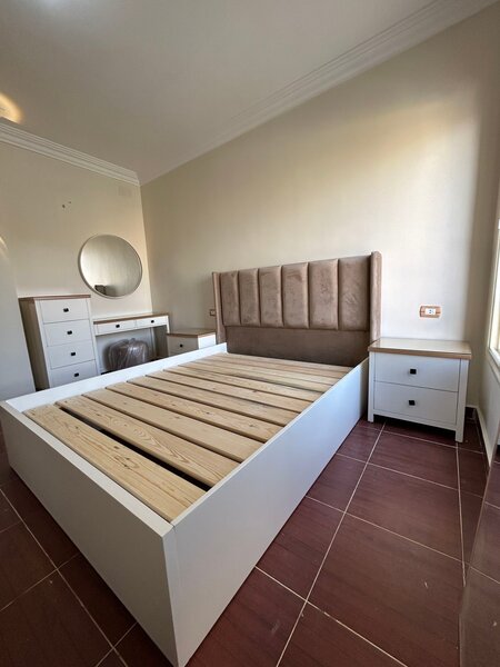 Lit double avec tête rembourrée