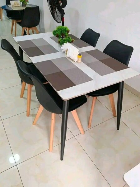 Table à manger moderne en bois