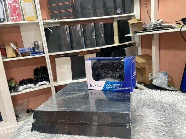 Console PS4 avec Manette
