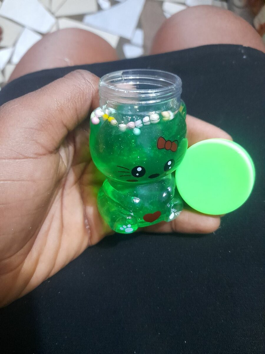 Élégants pots de slime colorés