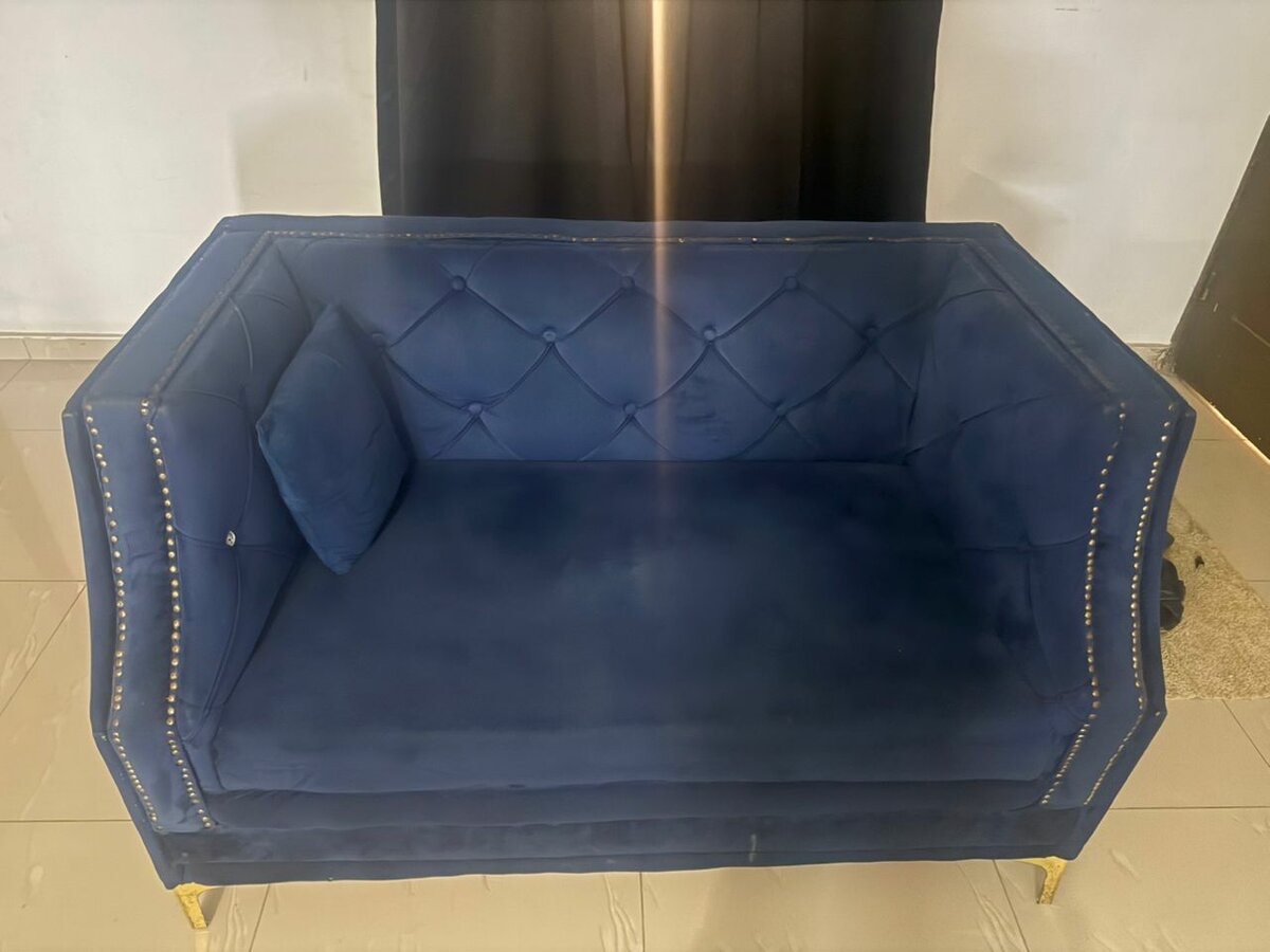 Canapé bleu velours élégant