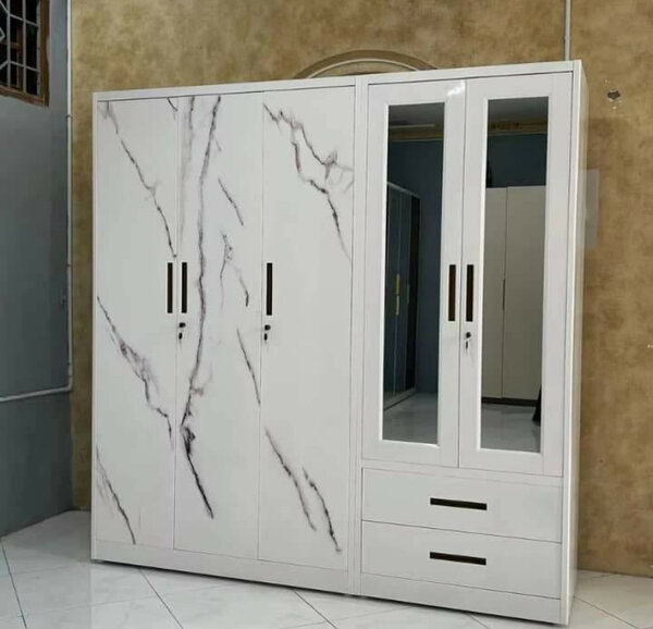 Armoire blanche moderne avec miroir