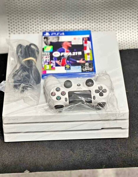 Console PS4 avec FIFA 21