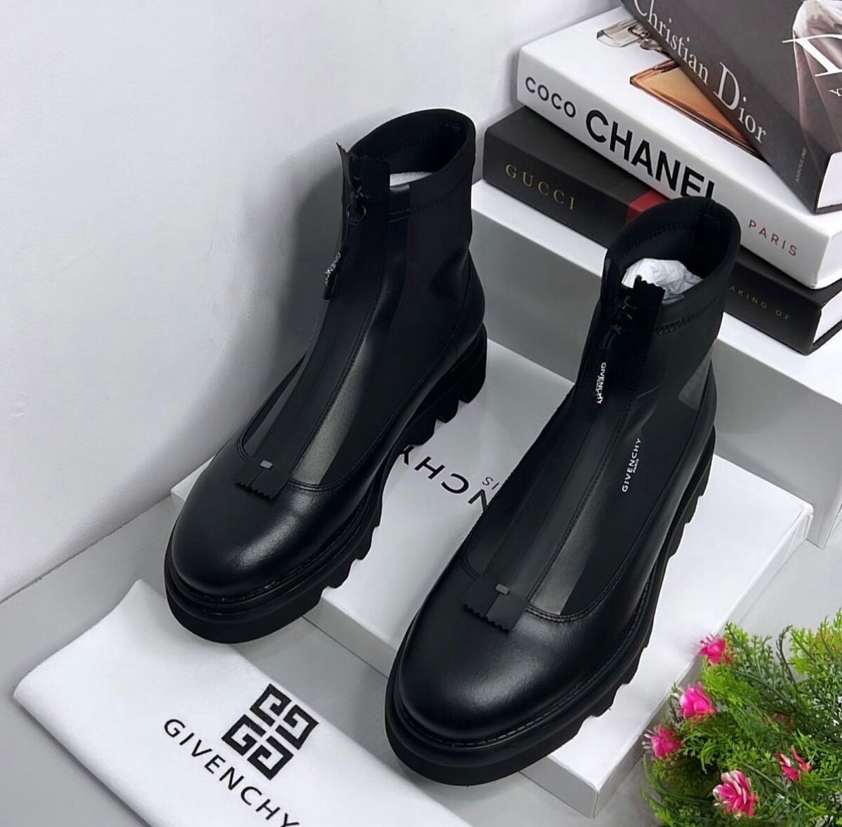 Bottes noires en cuir modernes