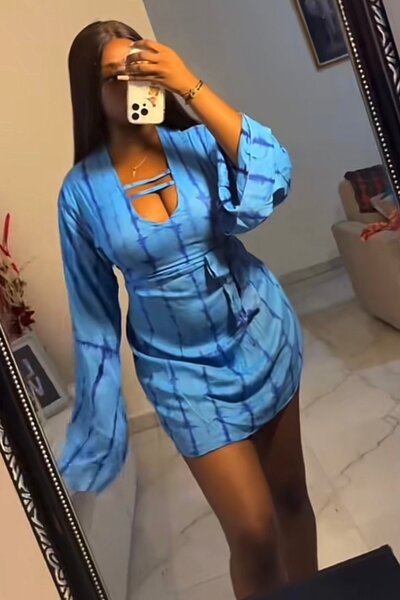 Robe courte bleue élégante