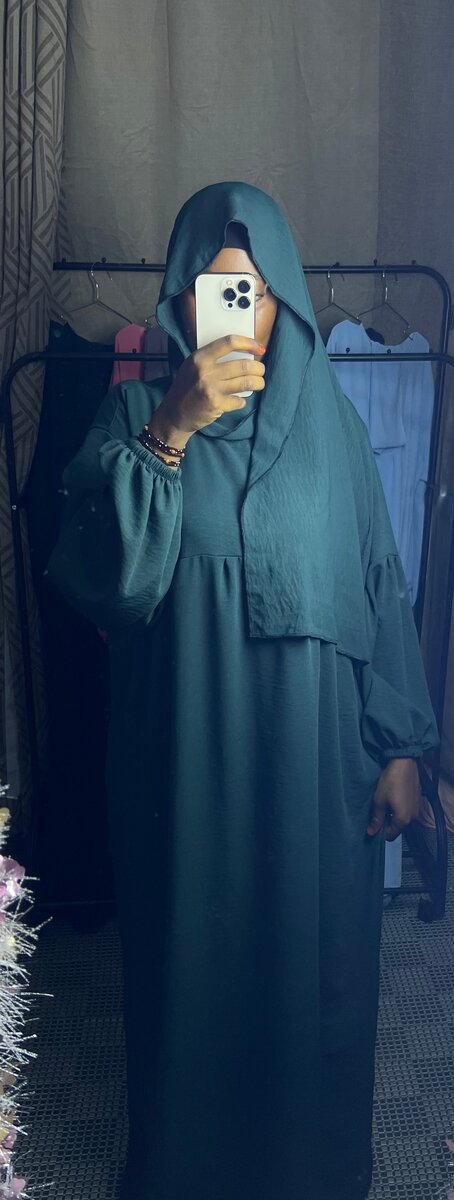 Abaya longue avec hijab intégré