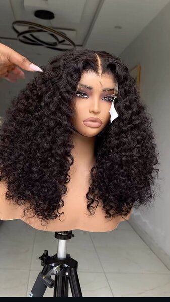 Perruque synthétique bouclée