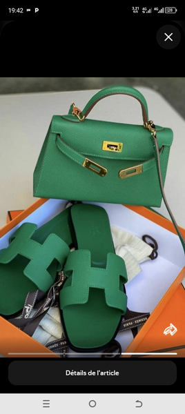 Sandales et sac à main assortis