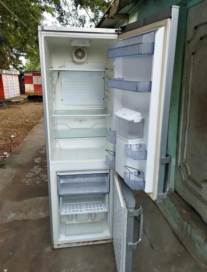 Réfrigérateur argent moderne