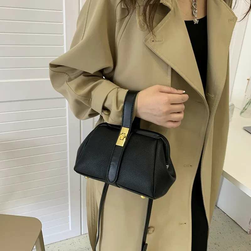 Sac à main en simili cuir noir