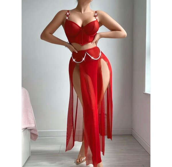 Ensemble lingerie rouge avec jupe transparente