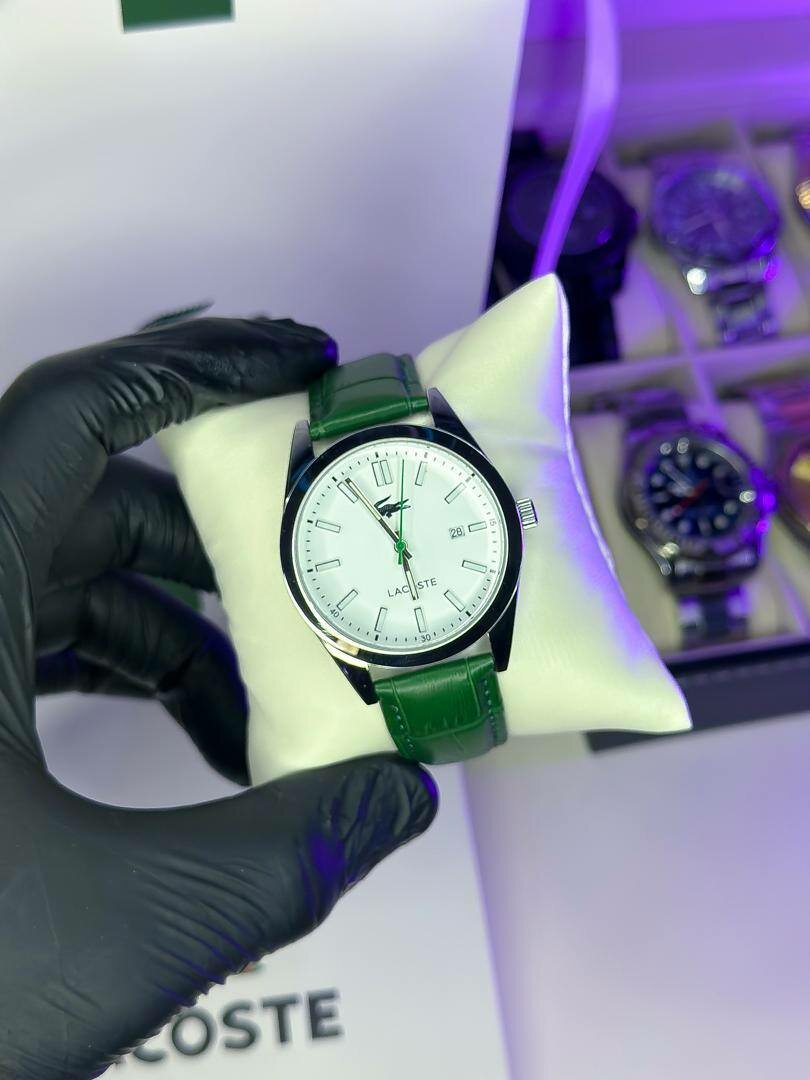 Montre élégante en cuir Lacoste