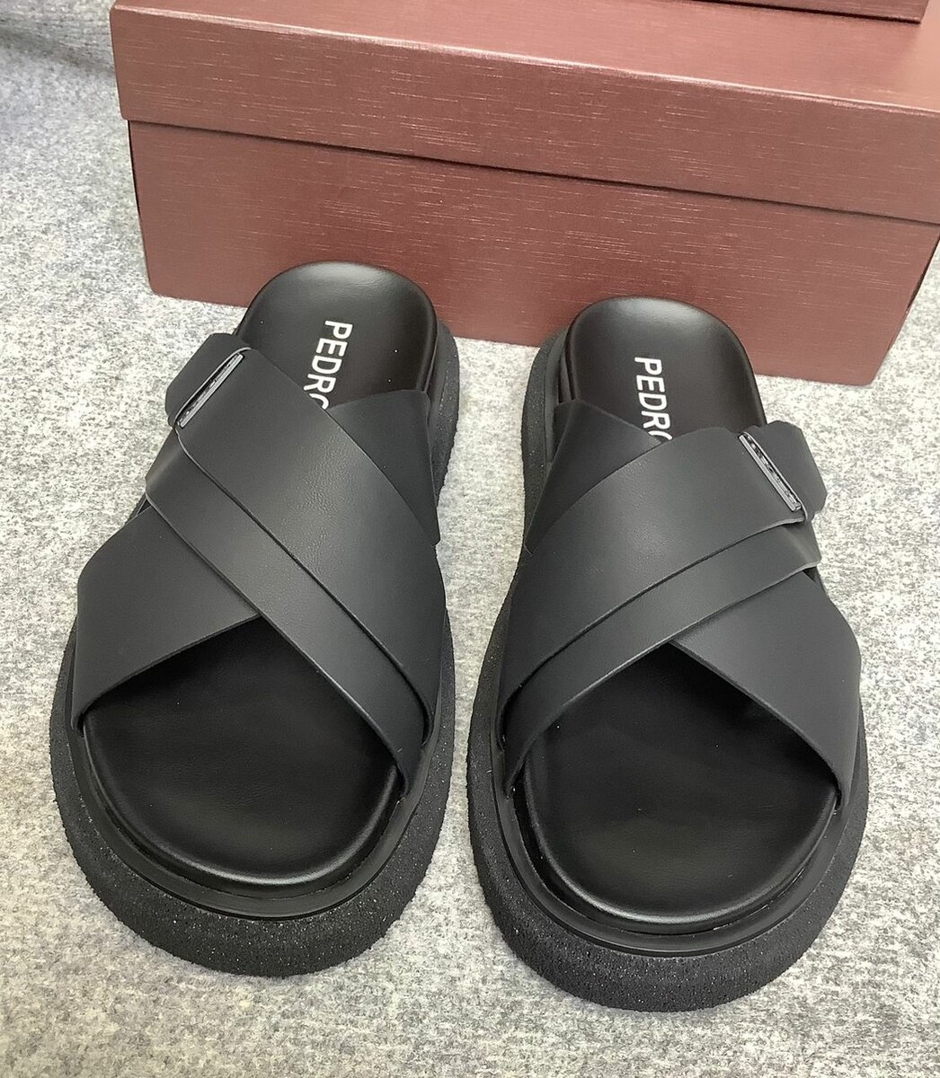 Sandales en cuir noir élégant