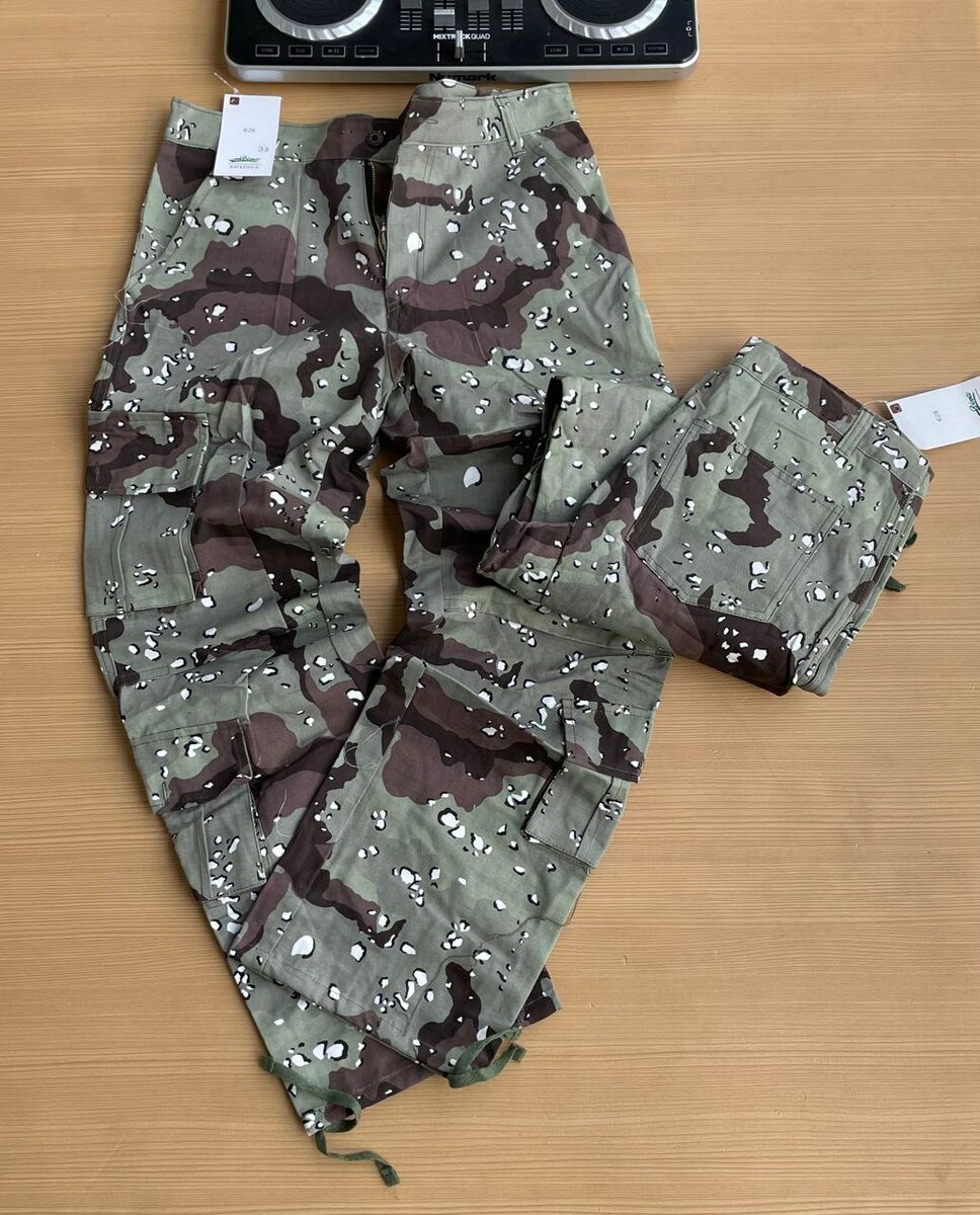 Camouflage baggy jeans