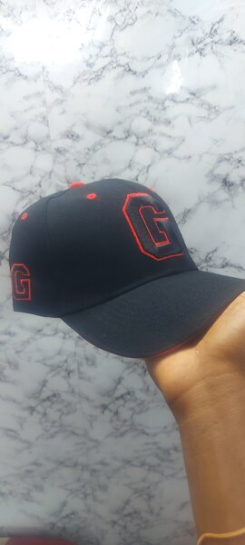 Casquette de baseball noire avec lettre G rouge