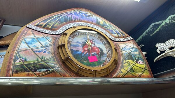 Тери менен жыгачтан жасалган саат