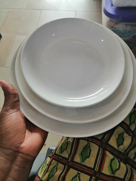 3 assiettes  blanches cassable
