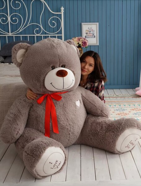 Плюшевый мишка с надписью на лапах I love you