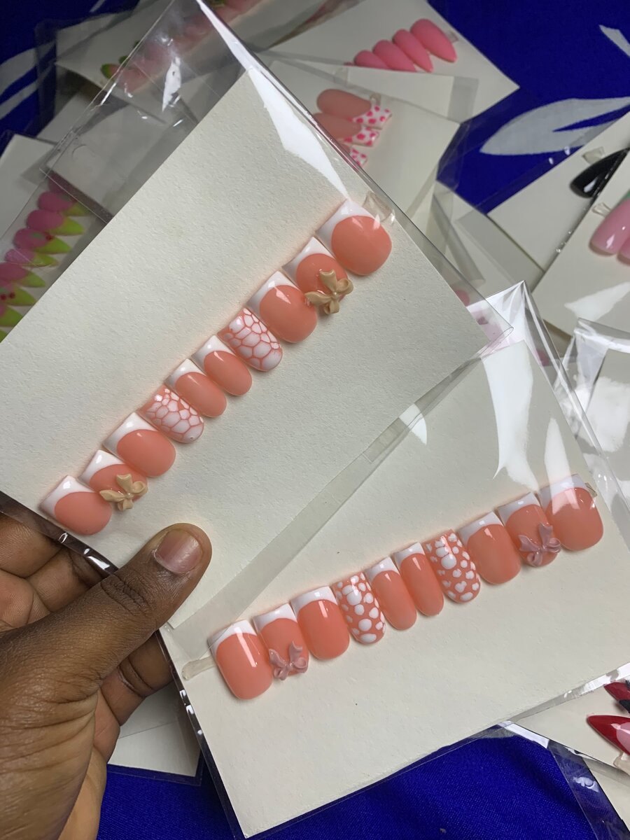 Faux ongles rose pour femmes