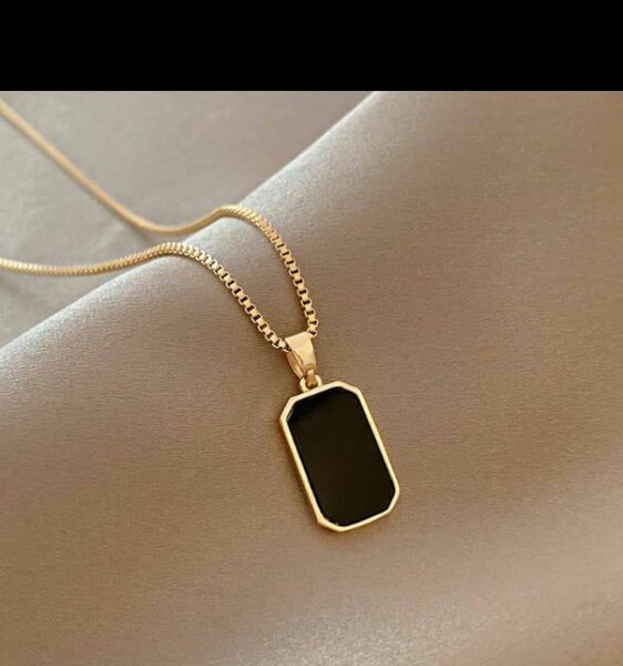 Elegant Gold Pendant Necklace