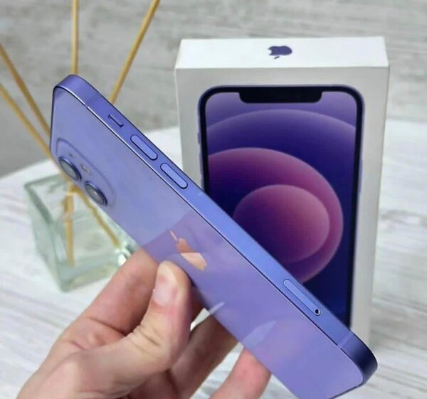 iPhone 12 en violet
