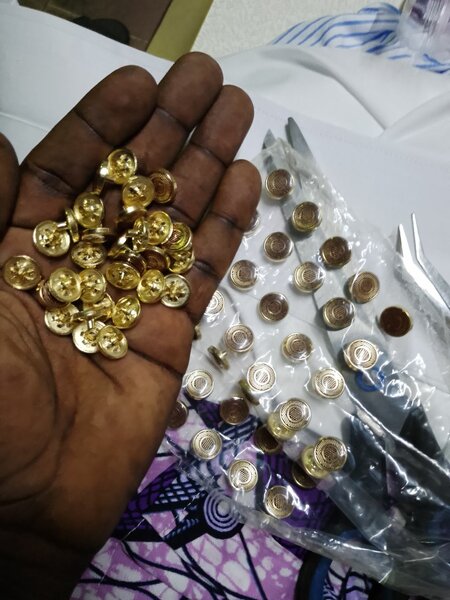 Boutons dorés en métal