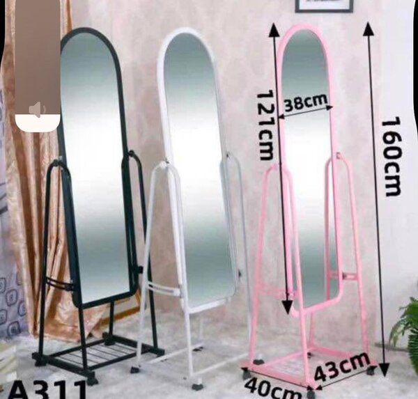 Miroir sur pied avec roulettes