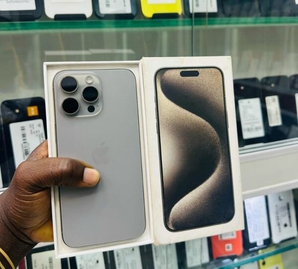 Apple iPhone 15 Pro Max gris