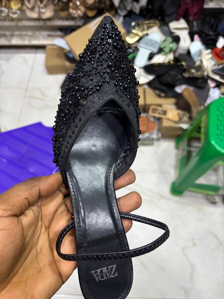 Sandales élégantes festonnées