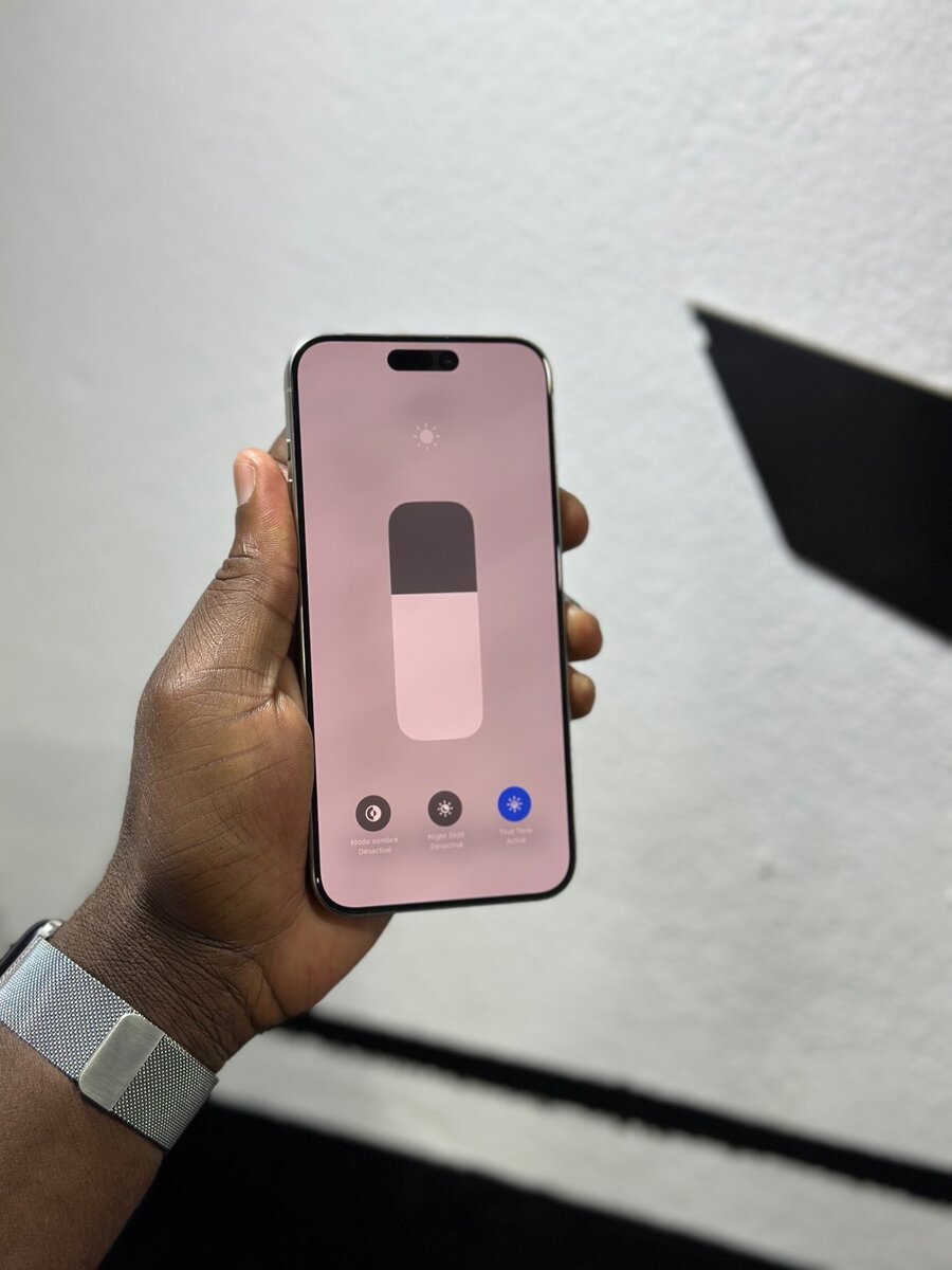 iPhone 15 pro 128Go CE avec carton état 10/10