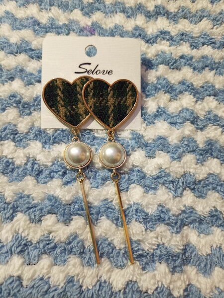 Earing available 35 cedis each