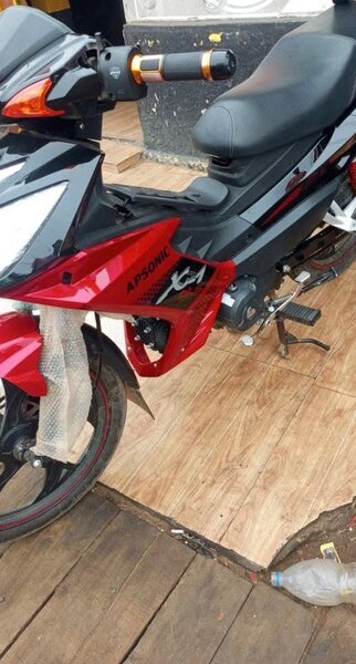 Moto Honda rouge et noir