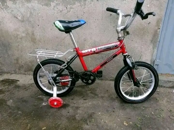 Vélo enfant avec petites roues