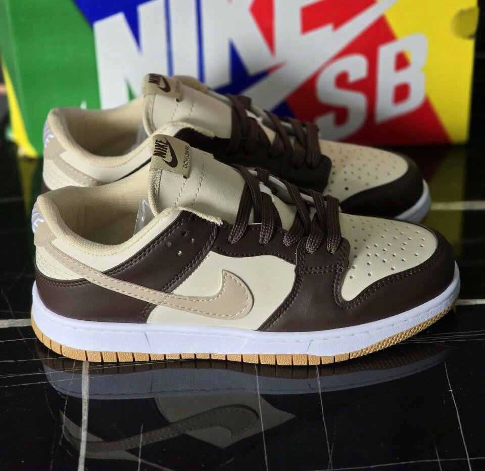 Les paires de chaussures Nike