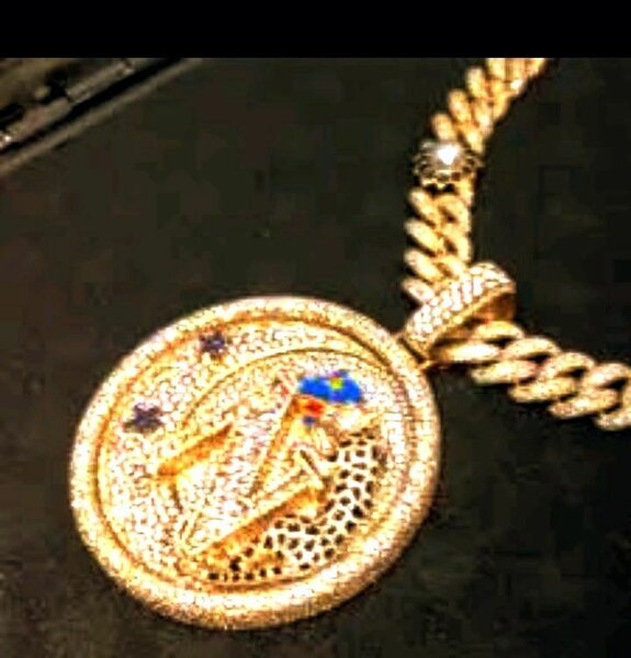 Collier en or avec pendentif en diamant