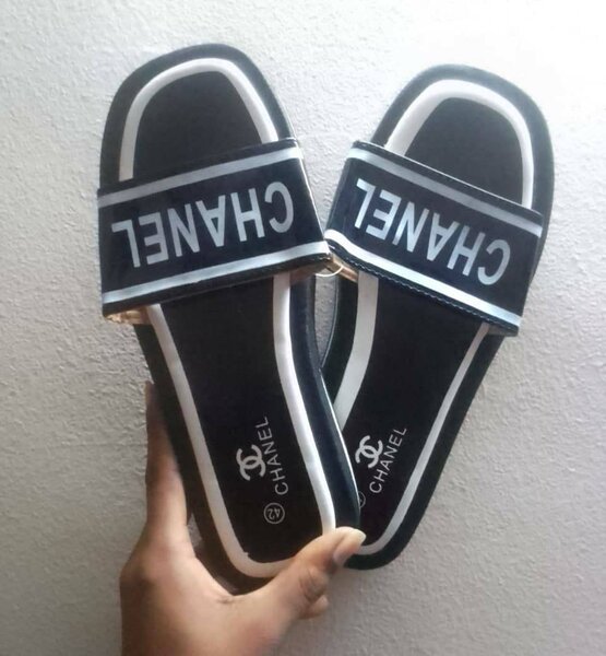 Claquettes Chanel élégantes