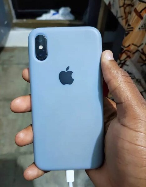 iPhone X bleu avec coque de protection