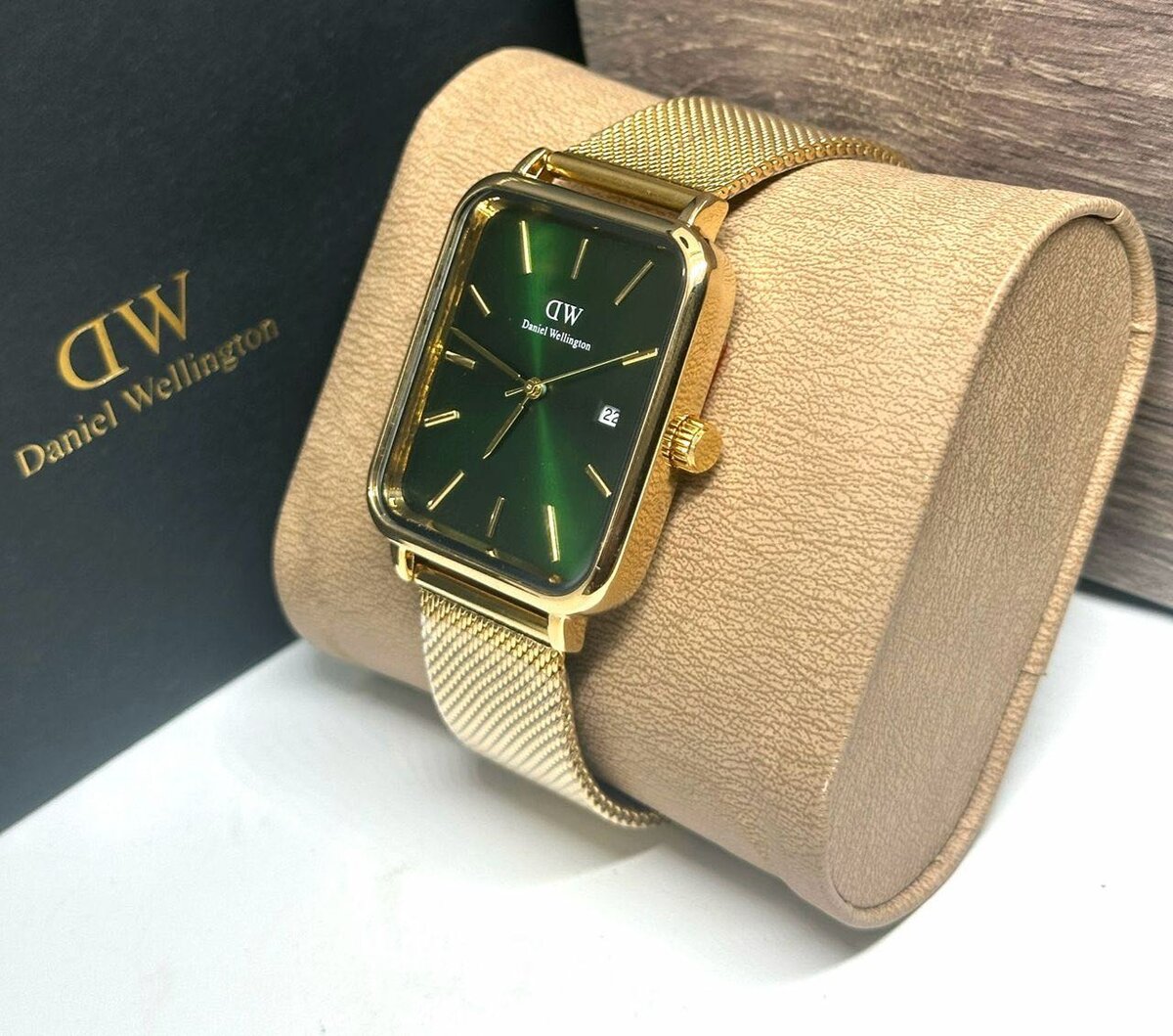 Montre Carrée Élégante Dorée