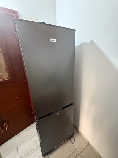 Réfrigérateur moderne en acier