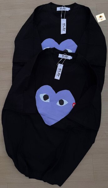 Sweat à capuche noir avec cœur violet