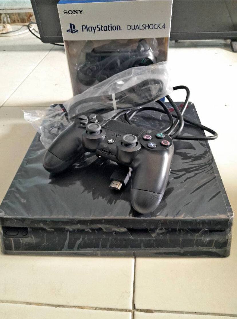 Console Sony PS4 avec Manette